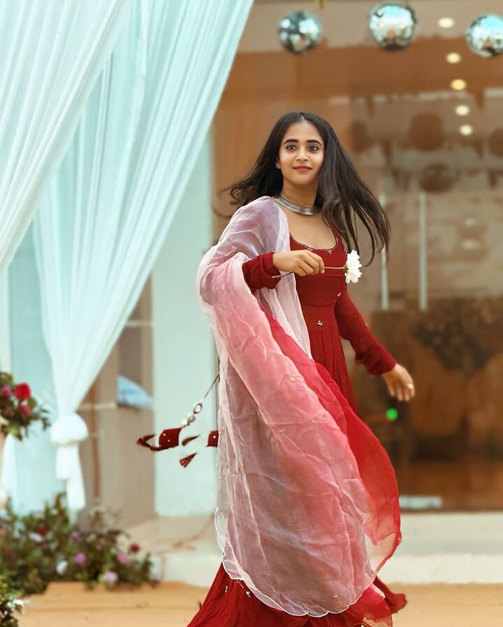 షణ్ముఖ్ జస్వంత్తో ప్రేమలో పడిన దీప్తి చాలా కాలం ట్రావెల్ చేసింది..ఇక పెళ్లిచేసుకుంటారు అనే టైమ్ లో ఇద్దరూ బ్రేకప్ చెప్పేసుకున్నారు