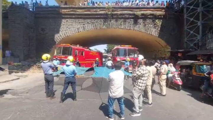 पोलीस उपायुक्त संदीप सिंग गिल आंदोलनकर्त्यांशी संवाद साधत आहे.