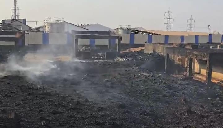 रत्नागिरीच्या लोटे MIDC मध्ये शॉर्ट सर्किटमुळं मोठी आग लागल्याची घटना घडली आहे. आग विझवण्याचे काम सुर आहे.