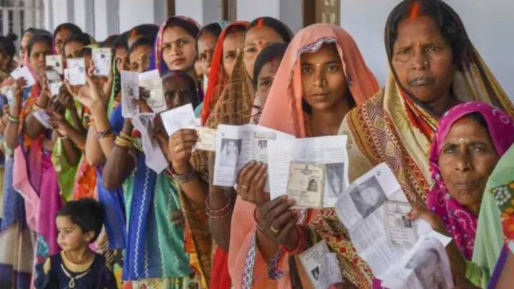 योजना में लाभ लेने के लिए दिल्ली सरकार की ओर से कुछ पात्रताएं तय की गई हैं. इन पात्रताओं पूरा करने वाली महिलाओं को ही इस योजना के तहत लाभ दिया जाएगा. बता दें आंकड़ों के आधार पर दिल्ली की करीब 15 लाख से ज्यादा महिलाओं को इस योजना के तहत लाभ मिलेगा.