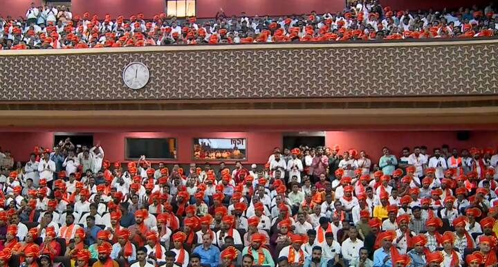 राजीव गांधी असल्यापासून गंगा स्वच्छ होणार हे ऐकत आहे. त्यानंतर राज कपूर यांनी चित्रपट काढला, लोकांना वाटले गंगा साफ झाली. पण त्यात वेगळी गंगा होती. लोक म्हणाले अशी गंगा साफ असेल तर आम्हीही आंघोळ करायला तयार आहोत. पण गंगा काय साफ व्हायला तयार नाही. या सगळ्या श्रद्धा, अंधश्रद्धेतून बाहेर पडा. आपली डोकी नीट हलवा, असा सल्ला राज ठाकरेंनी पदाधिकाऱ्यांना दिला.