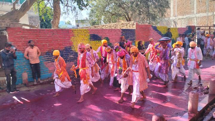 ब्रज की होली उत्सव का नजारा ही अलग नजर आ रहा है, ब्रज की होली में शामिल के लिए देश और दुनिया से श्रद्धालु आ रहे है.