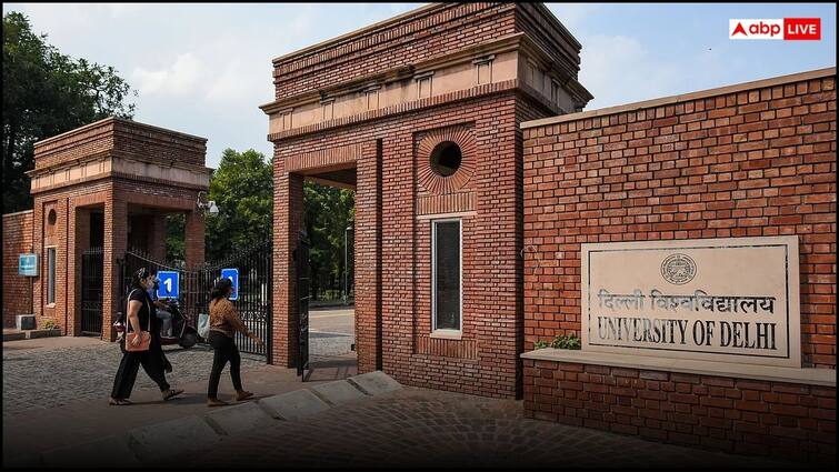 Delhi University changed decision students can get admission in bcom honours without math दिल्ली विश्वविद्यालय ने बदला फैसला, अब गणित के बिना भी मिलेगा बीकॉम ऑनर्स में दाखिला