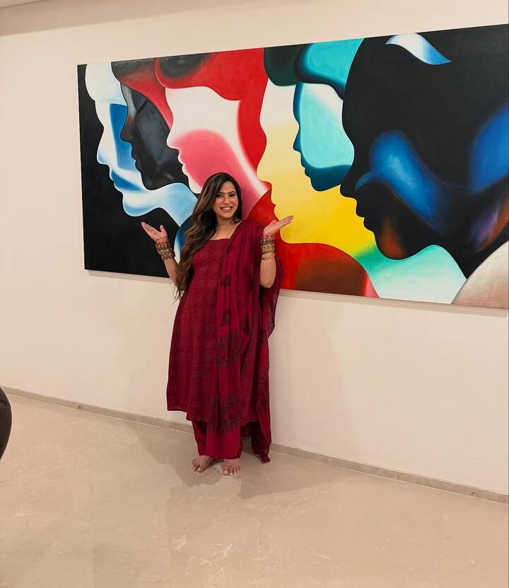 இதை தொடர்ந்து, நெல்சன் திலீப் குமார் நடிகை நயன்தாராவை கதையின் நாயகியாக வைத்து இயக்கிய கோலமாவு கோகிலா படத்தில் நடித்து, தனித்துவமான பாடி லாங்குவேஜ் மற்றும் டயலாக் டெலிவரி மூலம் ரசிகர்கள் மனதை கவனிக்க வைத்தார்.