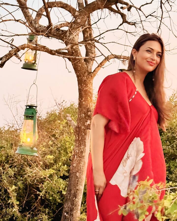 दिव्यांका त्रिपाठी ने अपनी बीच डेट की ये तस्वीरें इंस्टाग्राम अकाउंट पर शेयर की हैं. जिसमें एक्ट्रेस पति विवेक दहिया संग नजर आई.