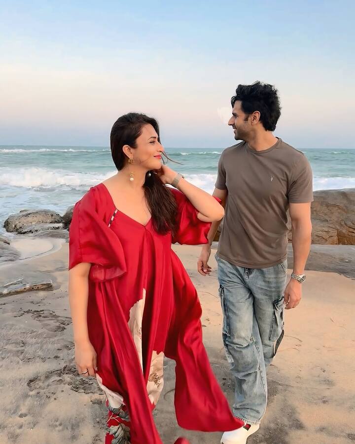 दिव्यांका और विवेक इन तस्वीरों में बीच पर एक-दूजे के साथ सुकून के पल बिताते हुए नजर आ रहे हैं.