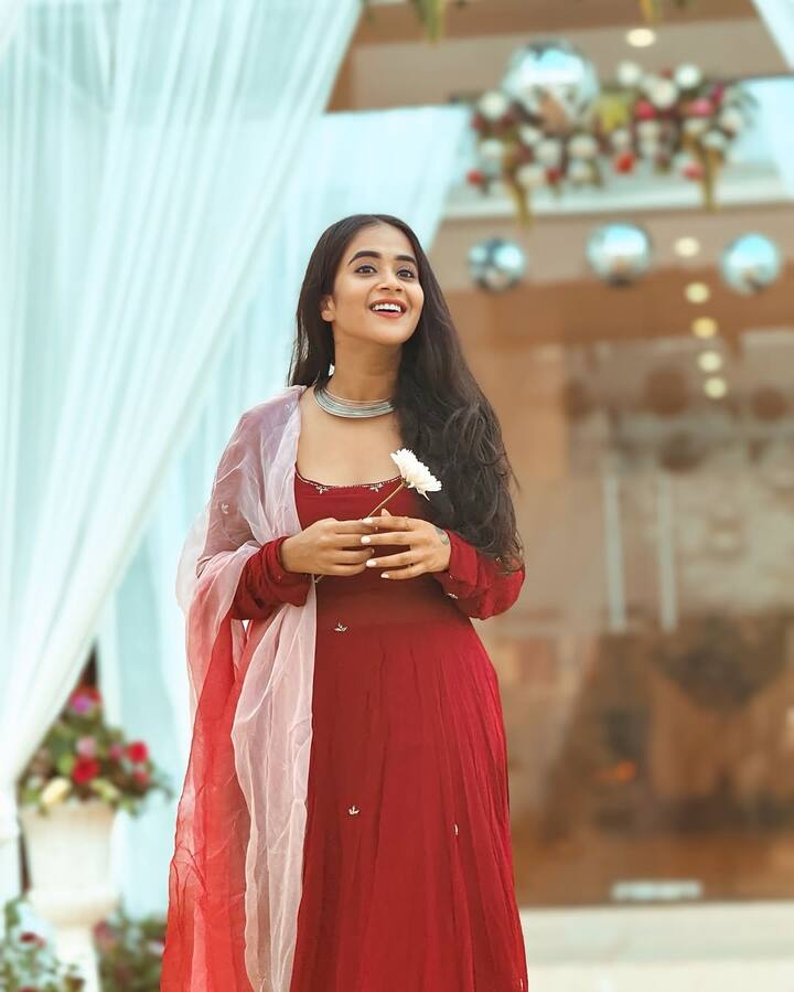 షార్ట్ ఫిల్మ్స్ తో పాటూ కవర్ సాంగ్స్, డబ్స్మాష్ ,టిక్ టాక్ వీడియోలతో మరింత పాపులర్ అయింది దీప్తి