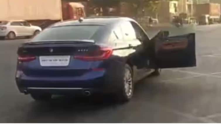bmw driver detained after seen urinating on pune road in viral video details in tamil Watch Video: இதுதான் கெத்தா..! பேண்டை கழற்றி பிஎம்டபள்யூ கார் ஓனர் செய்த சம்பவம் - கொத்தாக தூக்கிய போலீசார்