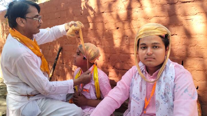 नंदगांव से आए ग्वालों की टोलियों की टोली आगे बढ़ते हुए होली के रंग में रंग गई.