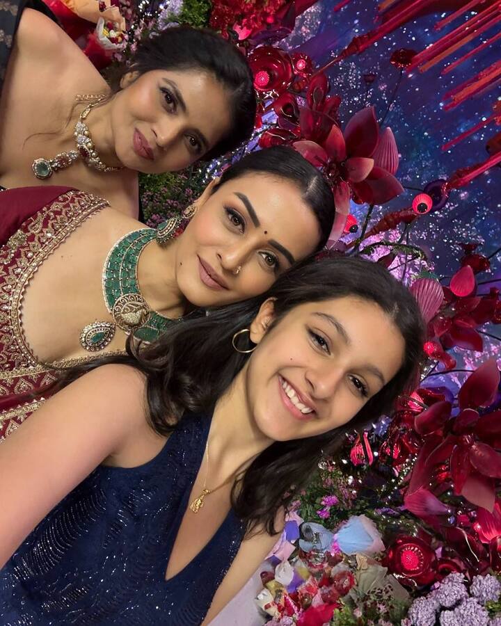 సూపర్ స్టార్ మహేష్ బాబు కుమార్తె సితార ఘట్టమనేని గురించి తెలుగు ప్రేక్షకులకు పరిచయాలు అవసరం లేదు. తల్లి నమ్రతతో కలిసి ఆవిడ దిగిన సెల్ఫీ. (Image Courtesy: namratashirodkar / Instagram)