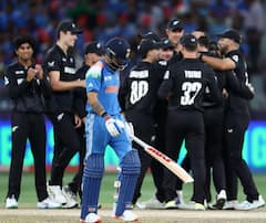 Virat Kohli IND vs NZ Final : फायनल सामन्यात विराट कोहलीने टाकली नांगी; बायको अनुष्का शर्माची हाताची घडी तोंडावर बोट, पाहा Photo
