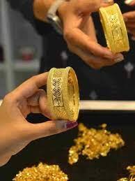 ਅੱਜ ਐਤਵਾਰ, 9 ਮਾਰਚ ਨੂੰ ਸਰਾਫਾ ਬਾਜ਼ਾਰ ਵੱਲੋਂ ਜਾਰੀ ਕੀਤੇ ਗਏ ਸੋਨੇ ਅਤੇ ਚਾਂਦੀ ਦੇ ਅਨੁਸਾਰ, 22 ਕੈਰੇਟ ਸੋਨੇ ਦੀ ਕੀਮਤ 80,550 ਰੁਪਏ, 24 ਕੈਰੇਟ ਦੀ ਕੀਮਤ 87,860 ਰੁਪਏ ਅਤੇ 18 ਗ੍ਰਾਮ ਸੋਨੇ ਦੀ ਦਰ 65,910 ਰੁਪਏ 'ਤੇ ਟ੍ਰੈਂਡ ਕਰ ਰਹੀ ਹੈ। 1 ਕਿਲੋ ਚਾਂਦੀ ਦੀ ਕੀਮਤ 99,100 ਰੁਪਏ ਹੈ।