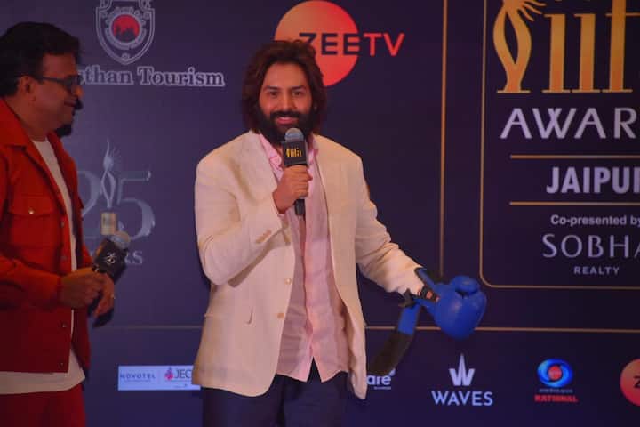 Karthik Aryan has also reached IIFA. Videos are coming out from his stage.