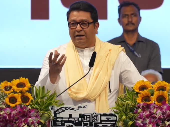 राज ठाकरेंच्या या टोलेबाजीनंतर उपस्थितांमध्ये एकच हशा पिकला.