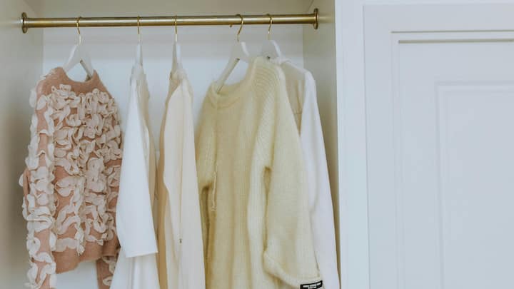 Shades Of White: Play with different shades of white from top to bottom for the chic monochrome effect. A little light pastel also makes for a wonderful festive look. (Image Source: Canva)