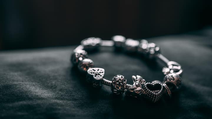 The Charm of Silver Jewellery: Keep it simple and elegant with silver jewellery. Chunky oxidised silver pieces or delicate ones will go tremendously well with Holi. (Image Source: Canva)