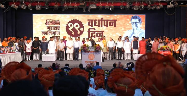 तर मनसेच्या प्रत्येक पदाधिकाऱ्यांचा लेखाजोखा दर पंधरा दिवसांनी एकदा तपासणार असल्याचं सांगत जर कोणी कामचुकार असल्याचं दिसलं तर त्याची थेट हकालपट्टी करणार असल्याचा इशारा राज ठाकरे यांनी दिलाय.