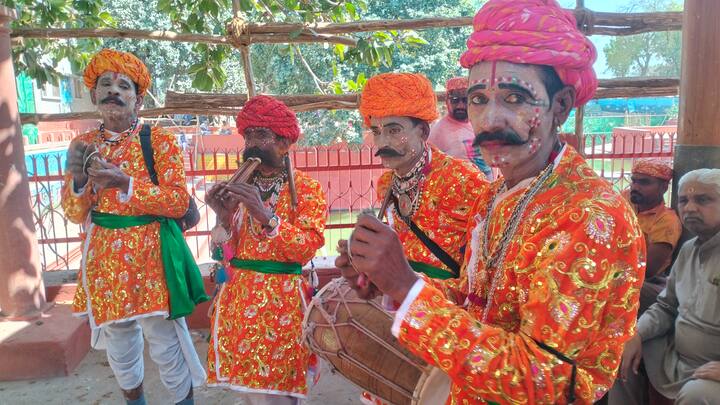 शनिवार को ब्रज की प्रसिद्ध लठ्ठमार होली का आयोजन हुआ जिसमें बड़ी संख्या में श्रद्धालु शामिल हुए. बरसाना की लठ्ठमार होली को देखने और शामिल होने के लिए बड़ी संख्या श्रद्धालु दूर दराज से पहुंचे है.