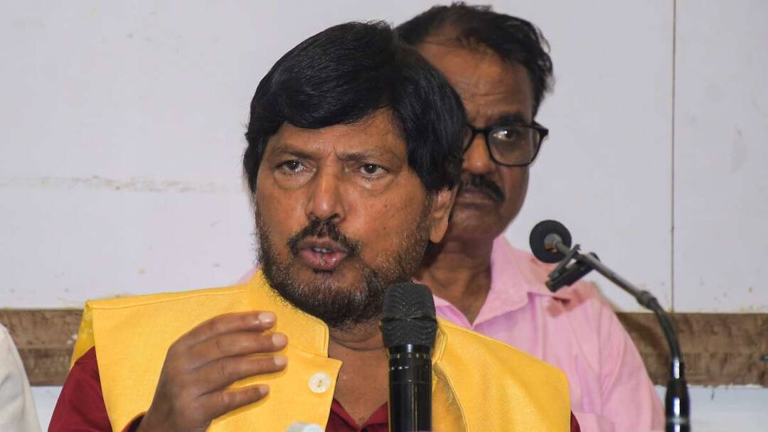 Ramdas Athawale Opposes Raj Thackeray Maha Kumbh Ganga Jal Statement  राज ठाकरे के महाकुंभ वाले बयान पर बिफरे रामदास अठावले, जानें क्या कहा?
