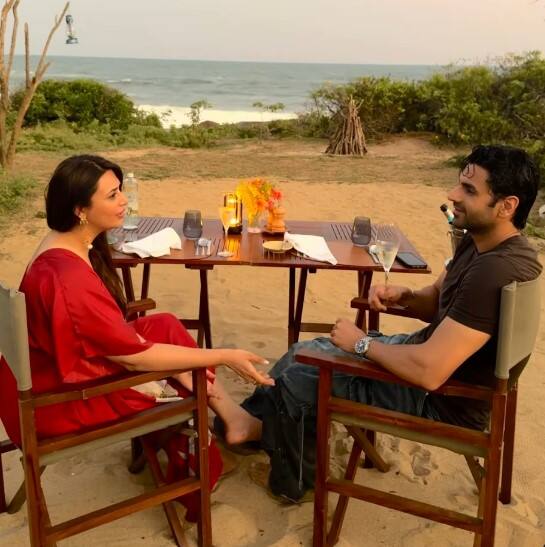 एक फोटो में दोनों समुद्र की लहरों के पास बैठकर अपनी ड्रिंक एंजॉय कर रहे हैं. दोनों की ये केमिस्ट्री फैंस का भी दिल जीत रही है.