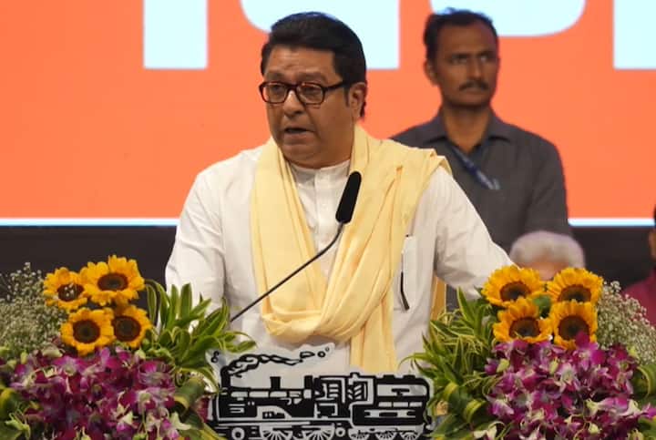 त्यांना हे ही विचारलं आल्यावर अंघोळ केली ना. आमचे बाळा नांदगावकर कमंडलूमधून पाणी घेऊन आले. म्हटलं हड.. मी नाही पिणार, असं म्हणत मनसे अध्यक्ष राज ठाकरे जोरदार टोलेबाजी केली.