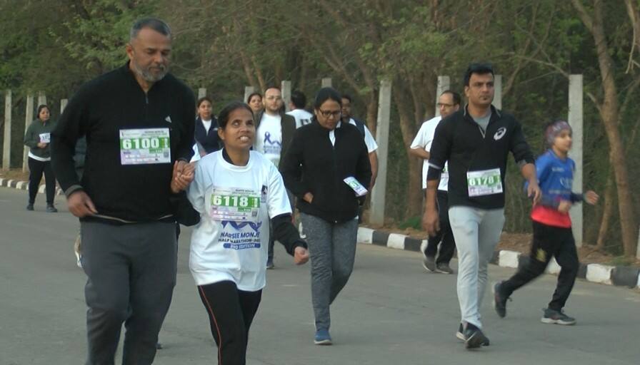 ਚੰਡੀਗੜ੍ਹ ਮੈਰਾਥਨ 'ਚ ਵੱਡੀ ਗਿਣਤੀ 'ਚ ਲੋਕਾਂ ਨੇ ਲਿਆ ਭਾਗ, MP ਮਨੀਸ਼ ਤਿਵਾੜੀ ਵੀ ਹੋਏ ਸ਼ਾਮਿਲ, ਚੰਗੀ ਸਿਹਤ ਨੂੰ ਲੈ ਕੇ ਦਿੱਤਾ ਖਾਸ ਸੁਨੇਹਾ