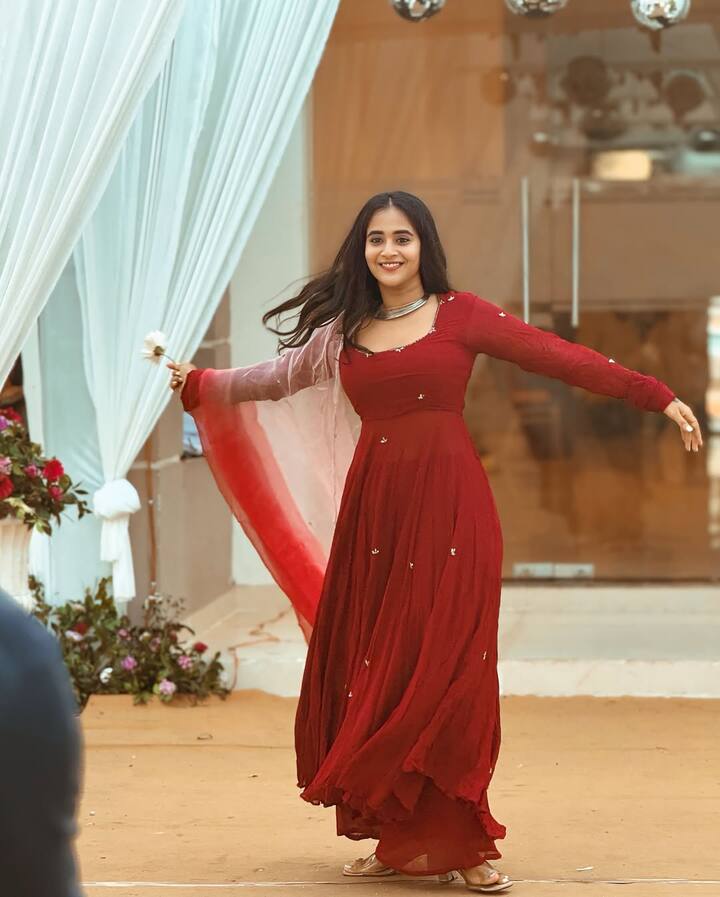 షణ్ముఖ్ బిగ్బాస్లో ఉన్నప్పుడు సిరి హనుమంతుతో క్లోజ్గా ఉండటంతో వాళ్ల మధ్య సమ్ థింగ్ సమ్ థింగ్ అంటూ గాసిప్స్ వచ్చాయ్. కారణం అదో కాదో కానీ ఇద్దరూ బ్రేకర్ చెప్పేసుకున్నారు