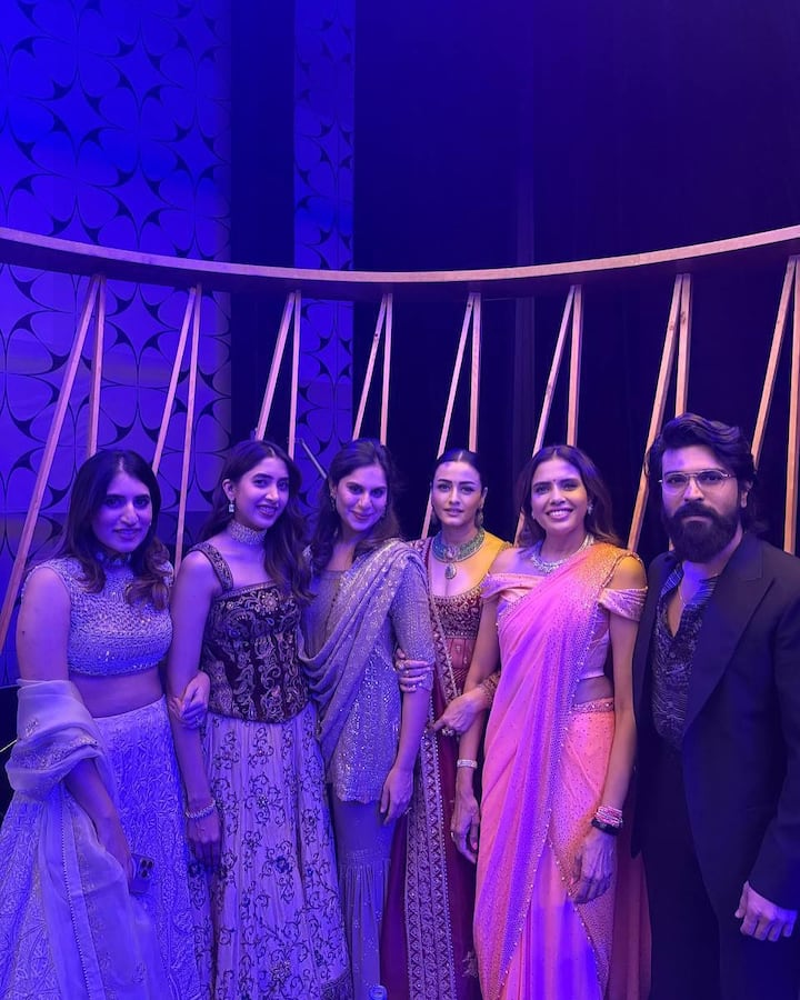 గ్లోబల్ స్టార్ రామ్ చరణ్,‌‌ ఆయన భార్య ఉపాసనతో పాటు శ్రియా భూపాల్ కూడా పార్టీలో సందడి చేశారు. వారితో నమ్రత దిగిన ఫోటో ‌(Image Courtesy: namratashirodkar / Instagram)