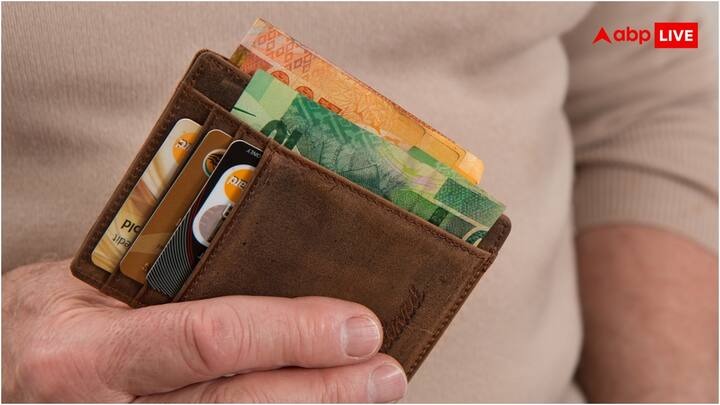 हालांकि, क्रेडिट कार्ड से कैश निकालने के फायदे कम और नुकसान ज्यादा हैं. इसका फायदा सिर्फ इतना है कि यह इमरजेंसी में आपकी कैश की जरूरत को पूरा कर सकता है. यह बात बहुत कम लोगों को पता होती है कि क्रेडिट कार्ड से कैश निकालने पर आपसे तगड़ा चार्ज वसूला जाता है.