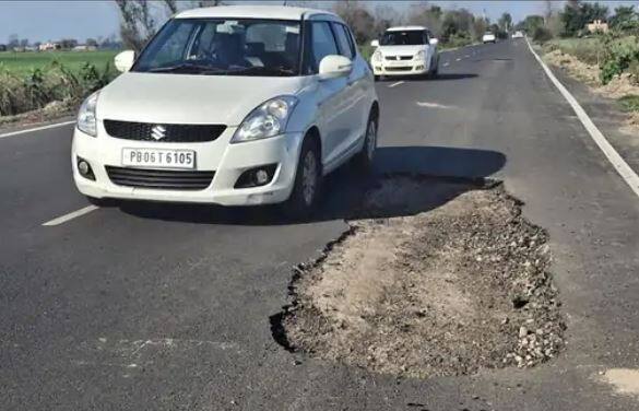 Road in Amritsar collapsed in 3 months It was built after 15 years ਤਰੱਕੀ ਦੀ ਰਾਹ 'ਤੇ ਪੰਜਾਬ ! 15 ਸਾਲ ਬਾਅਦ ਬਣੀ ਪਰ 3 ਮਹੀਨਿਆਂ 'ਚ ਹੀ ਟੁੱਟੀ ਸੜਕ, 