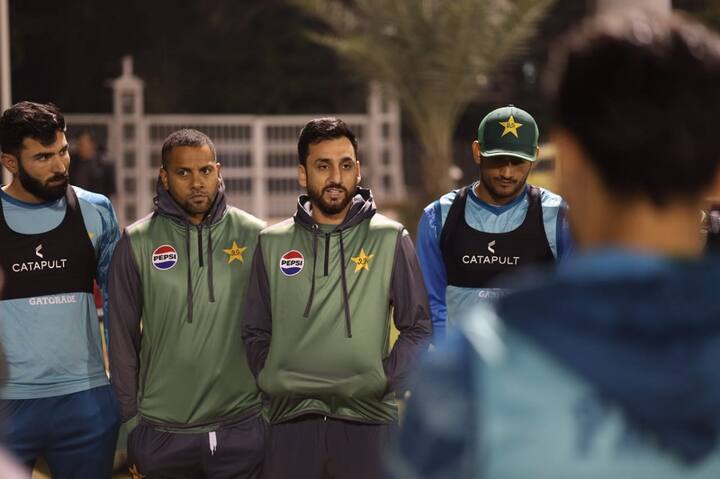 उन्होंने कहा, 'पाकिस्तान ने चैंपियंस ट्रॉफी की मेजबानी की, लेकिन उसको मिला क्या? हम तो चाहते थे सॉफ्ट पावर लेना. हम चाहते थे मेन स्ट्रीमिंग करना. हम दुनिया को ये संदेश देना चाहते थे कि देखिए ये एक नॉर्मल देश है, ये हम बताना चाहते थे कि यहां सिर्फ आतंकवाद नहीं है. यहां क्रिकेट मैच भी होते हैं, लेकिन पूरे टूर्नामेंट के अंदर कभी खैबर पख्तूनख्वा तो कभी बलूचिस्तान में दहशतगर्दों के हमले होते रहे हैं.'