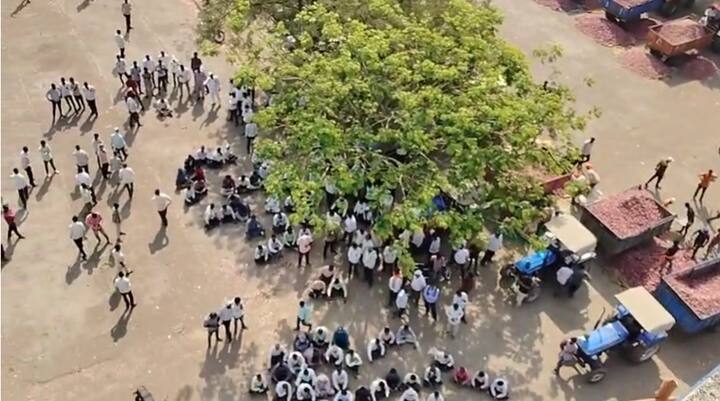 शेतकऱ्यांनी केंद्र सरकार विरोधात जोरदार घोषणाबाजी केली असून या आंदोलनात कांदा उत्पादक संघटना, प्रहार शेतकरी संघटनेसह विविध शेतकरी संघटना सहभागी झाल्या आहेत.