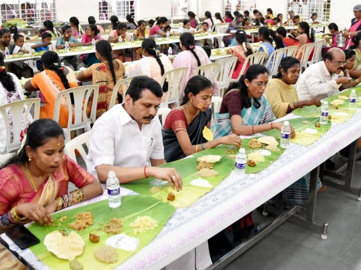 karur EB Minister Senthil Balaji serves food pregnant women baby shower function tnn கர்ப்பிணி பெண்களுக்கு உணவு பரிமாறிய அமைச்சர்.. கூடவே அமர்ந்து சாப்பிட்ட நெகிழ்ச்சி சம்பவம்!