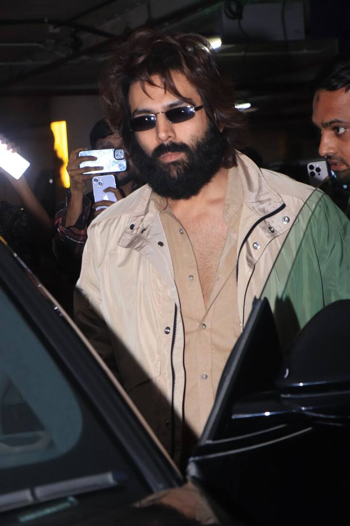 बॉलीवुड एक्टर कार्तिक आर्यन ने इस साल करण जौहर के साथ आईफा होस्ट किया. वहीं एक्टर भी अब मुंबई आ चुके हैं.