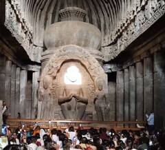 मावळत्या सूर्यकिरणांची तिरीप बुद्धांच्या चेहऱ्यावर रेंगाळताना.. वेरूळ लेणीत किरणोत्सवाची पर्वणी, Photos