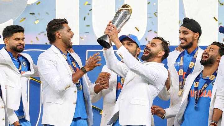 রোহিত শর্মা অ্যান্ড কোং চ্যাম্পিয়ন হয়ে যে সাদা জ্যাকেট গায়ে তুলে নেন। মুম্বাইয়ের ফ্যাশন ডিজাইনার ববিতা এম এর ডিজাইন করেন।(ছবি সৌজন্যে : IANS)