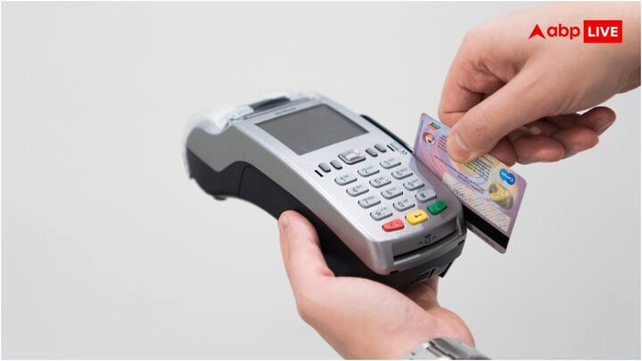 क्रेडिट कार्ड से कैश निकालने पर आपके सिबिल स्कोर पर भी असर पड़ता है. ऐसे में आप अगर बार-बार इससे कैश निकालते हैं तो सावधान हो जाइए. इसके अलावा कैश निकालने पर आपसे कई तरह के चार्ज वसूले जाते हैं.