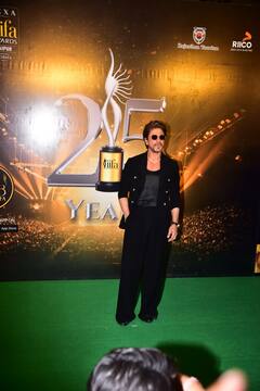 IIFA 2025: 59 की उम्र में भी कमाल के लग रहे थे शाहरुख खान, पर्सनालिटी के आगे सारे एक्टर लगे फेल
