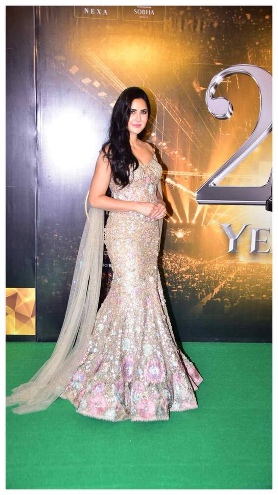 गोल्डन बार्बी गर्ल बन अवॉर्ड नाइट में पहुंचीं कैटरीना कैफ