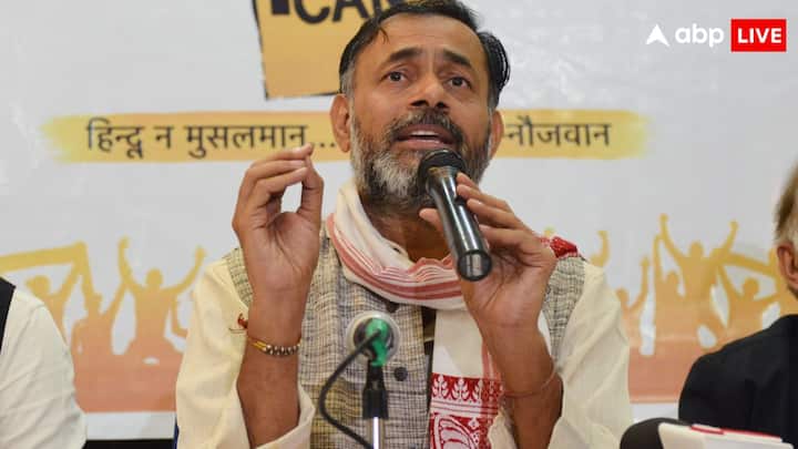 योगेंद्र यादव ने बताया कि 1971 की जनगणना के आधार पर लोकसभा की 543 सीटों की संख्या को फ्रीज कर दिया गया था. 1976 में संविधान संशोधन के जरिए इसे 2001 तक स्थगित किया गया और फिर 2002 में इसे 2026 तक के लिए बढ़ा दिया गया. अब सवाल ये उठ रहा है कि 2026 के बाद जब जनगणना होगी तो क्या परिसीमन के जरिए दक्षिण भारत की सीटों में कटौती की जाएगी?