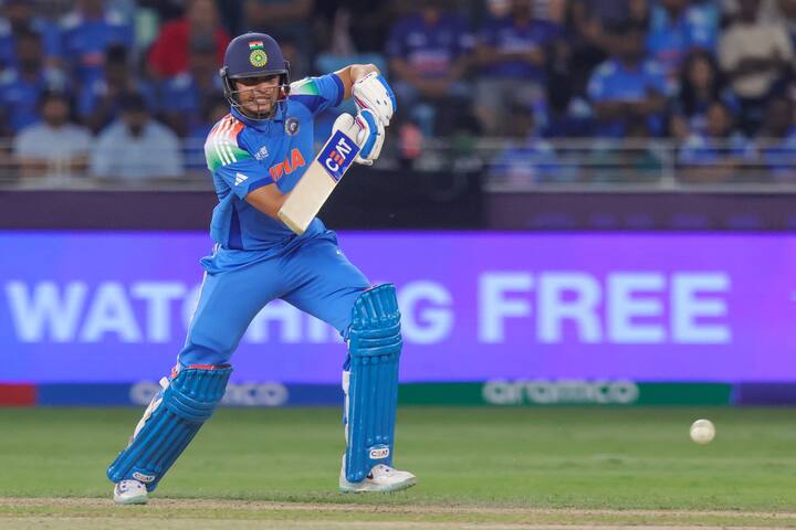 भारत ने रविवार को न्यूजीलैंड को हराकर 2025 चैंपियंस ट्रॉफी का खिताब जीत लिया है. पूरे टूर्नामेंट में भारतीय टीम के हर एक खिलाड़ी ने शानदार प्रदर्शन किया है. बात करें बल्लेबाजी की तो विराट कोहली, श्रेयस अय्यर और शुभमन गिल ने भारत के लिए टूर्नामेंट में सबसे ज्यादा रन बनाए.