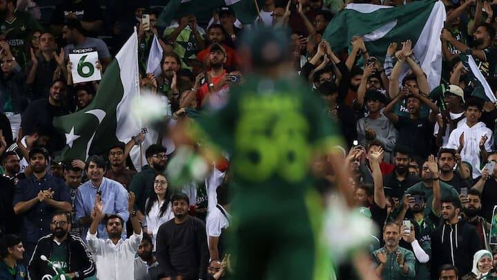 ભારતીય ક્રિકેટ ટીમ અને તેના ચાહકોની લોકપ્રિયતા વિશ્વભરમાં છે. જ્યારે ભારત જેવી ટીમ પાકિસ્તાનમાં રમતી હોત, તો સ્ટેડિયમમાં ટિકિટોનું ધૂમ વેચાણ થાત અને પાકિસ્તાનને મોટી આવક થાત. આ આવક દેશની અર્થવ્યવસ્થાને પણ મજબૂત કરવામાં મદદરૂપ થાત.