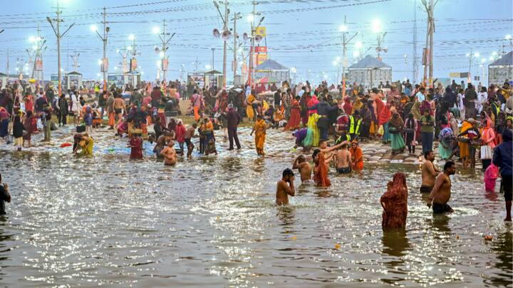 प्रयागराज येथे गंगा आणि यमुना नदीच्या संगमावर गेल्या काही दिवसांमध्ये कोट्यवधी लोकांनी महाकुंभात पवित्र स्नान केले आहे. मात्र, या पाण्यात मोठ्याप्रमाणात विष्ठेत असणारे जिवाणू (एफसी) आढळल्याची माहिती केंद्रीय प्रदूषण नियंत्रण मंडळाने (सीपीसीबी) दिली आहे. सीपीसीबीने हा अहवाल राष्ट्रीय हरित लवादाच्या (एनजीटी) मुख्य खंडपीठासमोर सादर केला होता.