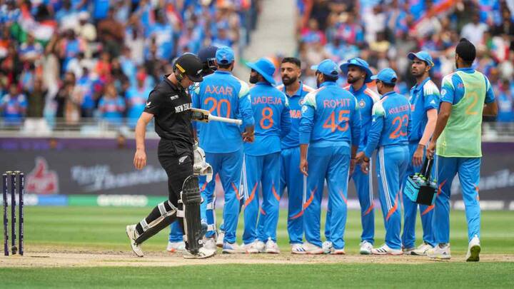 कमर चीमा ने कहा कि आईसीसी के चेयरमैन जय शाह ने ट्रॉफी दे दी, लेकिन किसी पाकिस्तानी को वहां खड़ा होना चाहिए था ताकि पता चले कि मेजबान हम हैं. शहबाज शरीफ को वहां जाना चाहिए था और अगर वो नहीं भी जा रहे तो पीसीबी के चेयरमैन को जाना चाहिए था. उन्होंने कहा कि या तो फिर ये इसलिए है कि पाकिस्तान ने फैसला लिया कि हमारे में गुस्सा है कि हम नहीं जा रहे और भारत ने हमारे साथ ज्यादती की है. इस फाइनल मैच को पाकिस्तान में होना चाहिए था.