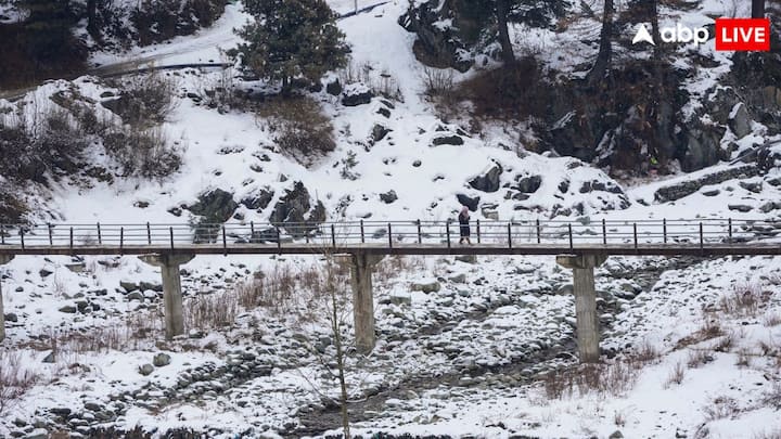 जम्मू-कश्मीर में 10-11 मार्च को बारिश और बर्फबारी तेज होगी, जबकि 13-14 मार्च को फिर बर्फबारी की संभावना है. हिमाचल में 10 मार्च से बर्फबारी के साथ लैंडस्लाइड का खतरा भी रहेगा.