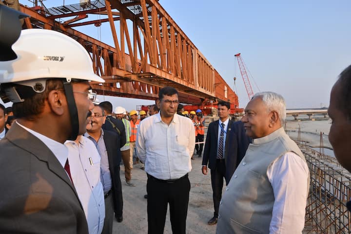 अधिकारियों ने दीदारगंज-बख्तियारपुर-मोकामा पथ के चौड़ीकरण एवं मजबूतीकरण कार्य के संबंध में भी जानकारी दी.