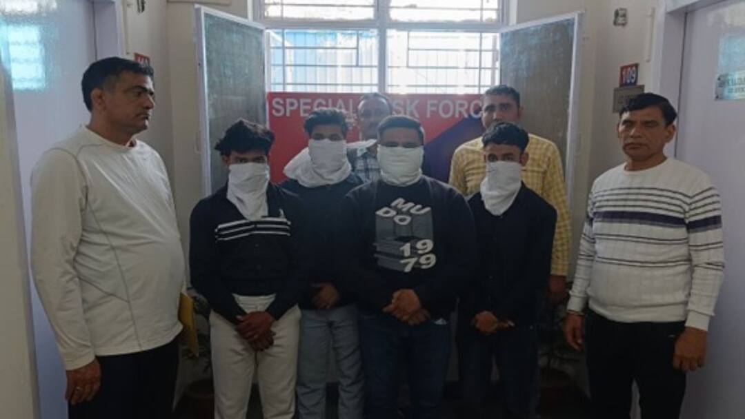 Delhi online fraud racket burst in Anand Vihar gang lured people through dating apps ANN आप भी हैं डेटिंग ऐप पर तो हो जाएं सावधान, कहीं आपको न चुकाने पड़ जाए महंगे होटलों के बिल