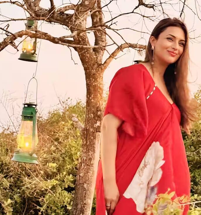 દિવ્યાંકા ત્રિપાઠીએ તેના બીચ ડેટની આ તસવીરો તેના ઇન્સ્ટાગ્રામ એકાઉન્ટ પર શેર કરી છે. જેમાં અભિનેત્રી તેના પતિ વિવેક દહિયા સાથે જોવા મળી હતી.