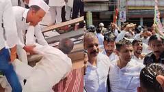 एमपी में कांग्रेस का विधानसभा घेराव और प्रदर्शन, सभा के बीच में मंच टूटने से गिरे नेता, तीन अस्पताल में भर्ती