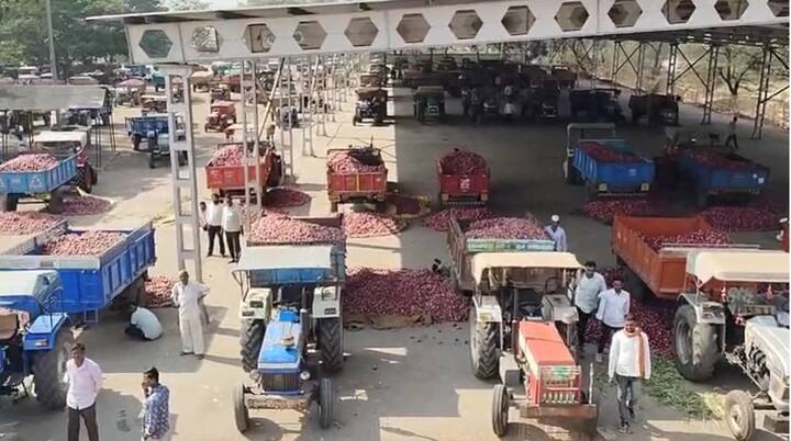 कांद्यावरील 20% निर्यात शुल्कर रद्द करावे, नाफेड ने कांदा खरेदी बाजार समितीत येऊन करावी अशी शेतकऱ्यांनी मागणी केली आहे.